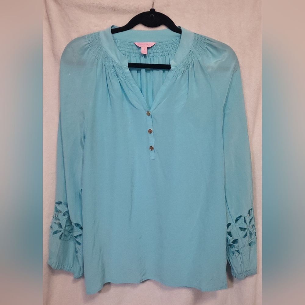 Lilly Pulitzer Elsa silk top in "Bluette" Eyelet Cuff Sleeves Size Small Pleats
